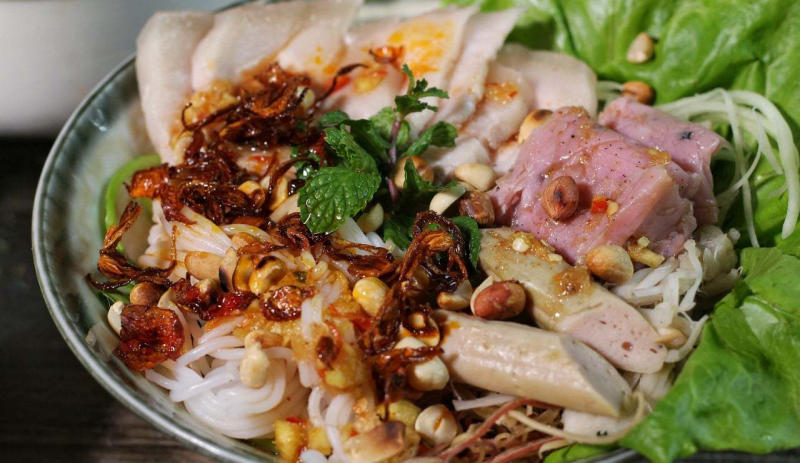 Bún mắm nêm là một món ăn phổ biến ở miền Trung Việt Nam